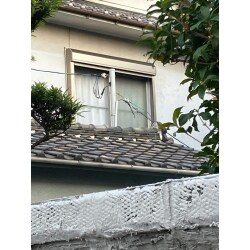 ベランダの掃き出し窓と、腰高の窓の雨戸の調子が悪くなっており、うまく戸袋に収納できずお困りでした。
現地調査に伺うと、サイズの合う雨戸パネルがなかったため、シャッタータイプの雨戸への交換をご提案をさせていただきました。ベランダ側の掃き出し窓は、戸袋の内部の木が雨や湿気などの水によって膨らみ、厚みを増したことから収納できなくなっていました。戸袋内側の木の部分を削ることで、雨戸を丸ごと交換するよりもご予算を抑えることができました。