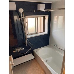 お客様とはTOTOのショールームへもご同行させていただき、一緒にリフォーム計画を立てていきました。
浴室のユニットバスは「以前より気になっていた」というTOTOの“ほっカラリ床”で有名な商品をお選びになりました。
“ほっカラリ床”は足元があたたかく、お掃除のしやすい素材の床です。寒い冬も足元がヒヤッとすることなくお風呂に入れます。
トイレはLIXILの「アメージュ便器」をお選びになりました。チェック柄とイエローのアクセントクロスを施し、おしゃれな空間になりました。
仕上がりをご覧になられたお客様より「入るのが楽しみになりました！」と嬉しいお言葉をいただきました。