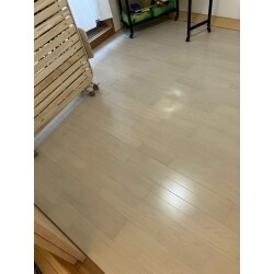 お子様がお使いの和室の床をフローリングにリフォームしたいのことでした。
使用するフローリングはマンション用の遮音効果のあるものを使用し、工事は朝から夕方までの１日で完了。
学校より帰宅されたお子様がフローリングになったお部屋を見て大変喜んでくださいました。