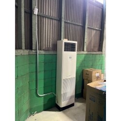 工場にて電気容量増設、エアコン新設、コンセント増設の工事を行いました。電気容量増設工事は、電気の容量が足りないためご希望されました。外の電柱から電源を引っ張ってくる作業で「幹線引込工事」と呼ばれます。エアコンは三菱の「床置き型」を2台設置、コンセントは必要な箇所に新しく増設しました。工事は10日間で終了。仕上がりにも大変喜んでいただけました。弊社では一般的な住宅リフォームの他、このような工場リフォームやオフィスリフォームも得意としております。ご検討の工場様、会社様はぜひご相談ください。