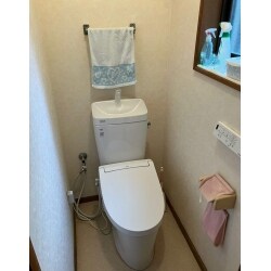東大阪市のT様邸。弊社とは5年ほどのお付き合いをさせていただいているお客様です。トイレのタンクが故障してお電話をいただいたところから、洗面化粧台の交換もあわせて行うことになりました。