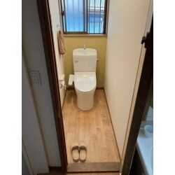トイレのタンクより水がポタポタ垂れてくるとのご相談を受け、リフォームすることになりました。トイレは新築時よりお使いで、現状は水が垂れるのは流した時ぐらいでしたが、大事になる前に交換を希望されました。併せて床とクロスも新しくしました。
トイレはTOTO社製品をご希望でしたので、その中からご予算と機能面のバランスの良いものをご提案させていただきました。内装はご家族でお選びになり、アクセントクロスを使ったおしゃれな空間が出来上がりました。