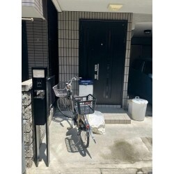 自宅玄関前に門柱があるため、自家用車の車庫入れに少しご不便を感じていらっしゃいました。今回、門柱を撤去して車庫入れしやすく、見た目もスッキリさせたいと当社にご相談くださいました。
まずは、門柱と門扉、右手のアコーディオンフェンスも併せて解体・撤去します。左手の門柱兼ブロック塀はお隣様とつながっているため、慎重に切り離して撤去しました。向かって左手に新たに機能門柱を設置して、インターフォンはそちらに新しく配線して設置しました。

