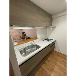「キッチンとトイレを新しくしたい、キッチンは食器棚を処分してお揃いのカップボードを取り付けたい」とのご希望でした。
お客様と一緒にショールームをまわりながらリフォームの計画を立てていきました。
キッチンはクリナップ「ラクエラ」に交換。食洗器は不要とのことで、代わりに特長的な機能、上からスライドしてくる「水切り棚」で空間を有効活用しました。水切りかごを置く必要がないため省スペースです。トイレはTOTO「ピュアレストMR」に交換。併せてクロスも交換して新築のようなトイレに一新されました。