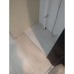 法人企業様にて漏水補修工事を行いました。
２階の疑わしき場所を突き止めると、表からは全く水漏れの様子がないものの、見当をつけて壁を破ると内部で水漏れしていることが分かりました。水漏れは給湯配管の劣化による漏水でした。配管はコンクリートの中に埋め込まれていて、中で錆びて水が漏れてしまっていたのです。
原因が分かれば工事開始です。配管を取り換えるためにコンクリートを打ち壊し、２階から１階につながる配管を撤去します。１階の作業では天井付近を工事することになるため足場を組みました。調査及び中間検査も含み20日間の工事で、無事水漏れの原因を解決することができました。