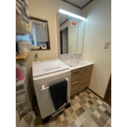 長くお使いの洗面化粧台が古くなったこと、鏡に傷がついてしまっていることから交換リフォームを検討されました。
新しい洗面化粧台はお客様自らリサーチされ、LIXIL「クレヴィ」に決まりました。こちらはプッシュ水栓が特長の商品で、水栓のハンドルの代わりにボタンがついており、それを手の甲や指の背でプッシュして吐水・止水を行うものです。手に汚れや泡がついた状態でも簡単に操作することができてとても衛生的です。