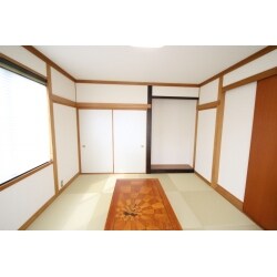 新規畳の入れ替え、クロス貼り替え工事、プリーツスクリーンで明るい和室になりました。
畳は和紙畳でい草畳より汚れに強く、色あせもしづらいのが特徴です。和紙なのでデザインも豊富なので、おしゃれな和室へのリフォームにはオススメです。