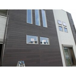 少し暗く感じるリビングの吹き抜けに新たに明かり取り窓を新設しました。