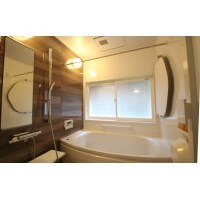 大きな窓からの冷気を防いで、あったか浴室リフォーム