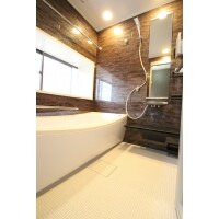 ダークトーンとダウンライトで落ち着いた雰囲気のお風呂に