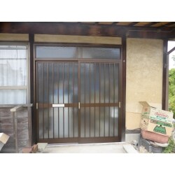 メインの玄関ではないですが、綺麗にできるならしたい(木製建具からアルミサッシに)というご相談からお見積もりをさせて頂き、リフォームさせて頂いた玄関になります。