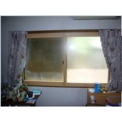 寝室２箇所に窓（プラマードＵ）を取り付けさせて頂きました。