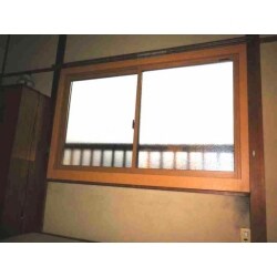 新しい窓と古い窓枠の隙間を「カバー」で隠して工事完了です。
すっかり新しい窓になりました。
外から見ても古い窓の部分は全く見えません。
