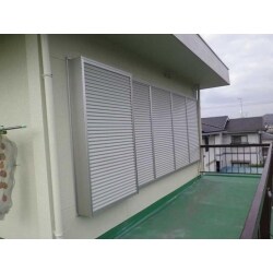 雨戸を取り付け、シリコンで防水のシーリングを行い仕上げました。