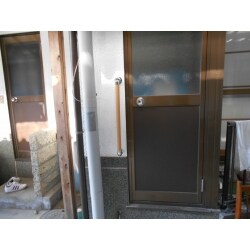 出入り口に手すりがあれば安全で安心です！
「外部用手すり」を使用しました。夏は熱くなりにくく、冬は冷たすぎないので年間と通して手に優しい手すりです。汚れや色落ち、割れも少ないメンテナンスフリーの耐候性樹脂を使用しています。