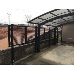 台風などで飛来物を防ぐために、カーポート側面のブロックの上にフェンスを取付しました。