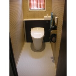 スッキリしたトイレ空間になりました。キャビネット上に季節の花を飾りたくなります。