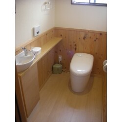 木の腰壁はそのままでトイレの設置・床の貼り替え・カウンターをお付けしました。