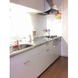 明るい色調のキッチンに仕上げたことで、広々とした雰囲気になりました.
収納たっぷり3段引出　リクシルシエラ
お料理するのが楽しくなる空間です。