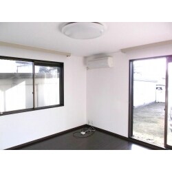 天井から、壁まで白いクロスへ、床は茶色のフローリングに変更しました。
窓が大きいお部屋ですので、より明るく感じることができます。