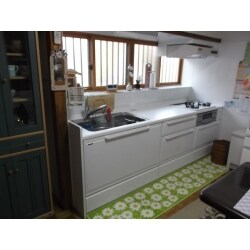 キッチンとクロスのリフォームです。
タカラのキッチン（エーデル）。ホワイトにしたことで、明るく清潔感のあるキッチンになりました。