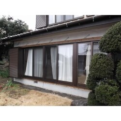 サッシの交換です。既存のサッシを外し、新しく取り付けました。