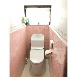 ＴＯＴＯ　ＨＶの節水型手洗い付トイレ。トイレの背面は軽いアーチになっているので、壁とトイレの間に手が入り、お掃除しやすい形状になっています。ホワイトのトイレと既存のピンクのタイルで、より空間を明るくかわいらしく演出しています。床のクッションフロアはご施工主様が自らお貼りになられました。