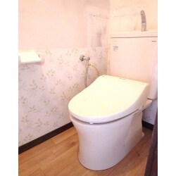 和式トイレから洋式トイレへのリフォーム。今までより、使い勝手や性能、明るさが格段にUPしました。段差がなくなると、こんなにも変わります。より広く感じる空間になりました。