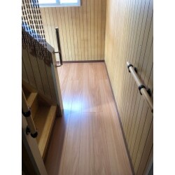 フローリングを貼り替えて床のきしみを解消しました。