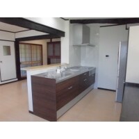 美しい対面式キッチン。お風呂は拡張。浄化槽で快適生活実現。