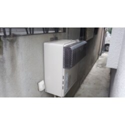 取替え後の給湯器です。
排気筒が大きくなり
見た目が新しくなりました！