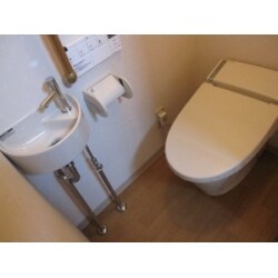 段付きの和式トイレを改装し、ＬＩＸＩＬ製のサティスを取付させて頂きました。壁は耐水パネル、床にはクッションフロアを張り、掃除が非常にらくになりました。タンクレス便器のため、手洗い器を取付け、トイレが明るく綺麗に仕上りました。