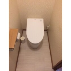 トイレはTOTOのネオレストを
選んで頂きました。
 施工前と比べるとタンクがない分
とてもすっきりとした仕上がりでした。