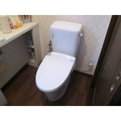 以前よりトイレがすっきりしたので取り替えると前のトイレと形が変わるためどうしても型が残ってしまうので床にCFも張替えさせていただきました。
すごくきれいになりました。