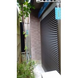 シャッター取り替え工事しました！
LIXILのエアリスです！電動で、かつブラインドみたいな機能もあり、おすすめの新商品です