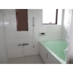 マンションにしては珍しく窓がありとても明るいバスルームです。

グリーンの浴槽が一層さわやかです