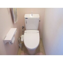 和式のトイレから洋式のトイレにしました。
トイレはアメージュZ便器と取付さしてもらいました。