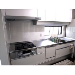 白の扉カラーで清潔な明るいキッチンに
