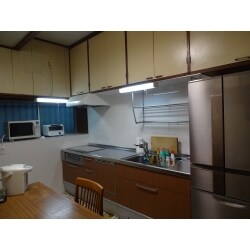 お施主様は以前にも当社でリフォームしていただき、今度はキッチンを。ということでした。
ご予算もあり今回は下台のみのお取替えとなりましたが、コンロと換気扇の位置が変わり雰囲気が変わりました。