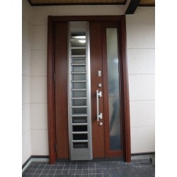 F様のお宅の玄関扉は重く採光も採れなかったので、リクシル　リシェント採光タイプをご提案いたしました。
工事が1日で済み、大変ご満足していただけました。