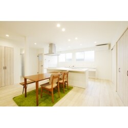 各お部屋とLDKはナチュラルで優しいスモーキーカラーのインテリアで統一し、建具には格子やチェッカーガラス、アクセントパーツを使用し表情に変化をつけています。