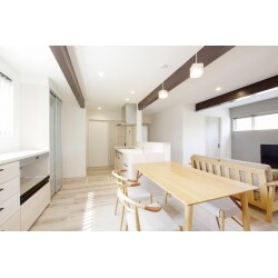 敷地内に横並びであった2つの車庫を1つの居住空間としてリノベーションした物件。
LDKの梁は車庫にあった鉄骨梁と集成梁を見せ梁として塗装仕上げ。キッチン前にあるニッチ内部のモザイクタイルやTVボード背面のアクセントクロスなど、全体をカジュアルながら洗練された雰囲気にしました。

