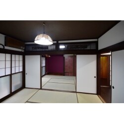 施主様より「新居に越したため、もともと住んでいた家を貸家として活用したい。」とのご要望を頂いておりました。間取りは変えず、木部塗装、クロス張り替え、住宅設備の入れ替え、床の上張りを施し内装だけを改装して新しい空間に生まれ変わりました。”古民家風”というテーマで和を感じさせる壁紙のお色味・柄を選定させて頂きました。