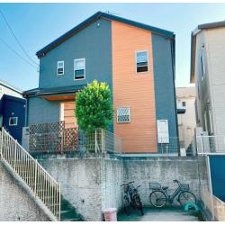 メリハリのあるツートンカラーがスタイリッシュで、木調の暖かみも感じる仕上がりになりました。