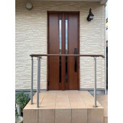 片開き扉なので、カバー工法での交換で間口が小さくなる事は避けたいとのご要望でしたので、枠はそのままで扉部分だけ交換する方法（リトビラ）で施工させていただきました。