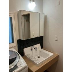 LIXILカスタムバニティの洗面台を採用し、背面にはタイルを施工し、グッと引き締まった雰囲気になりました。