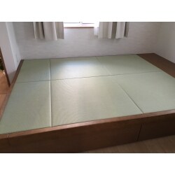 パナソニックの『畳が丘』という製品です。
リビングのフローリングの上に施工しました。