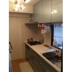 テラコッタ柄の床と照明がマッチしていて優しい雰囲気のキッチンになりました。