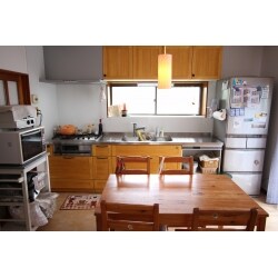 無垢材の扉を使ったウッドワンメーカーのキッチンです。年月と共に味わいのある雰囲気に変わるのも楽しみですね。
