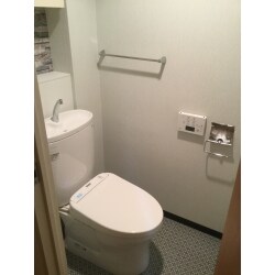 漏水で傷んだ壁(床上90cm)、置床、トイレ、一式交換しました。